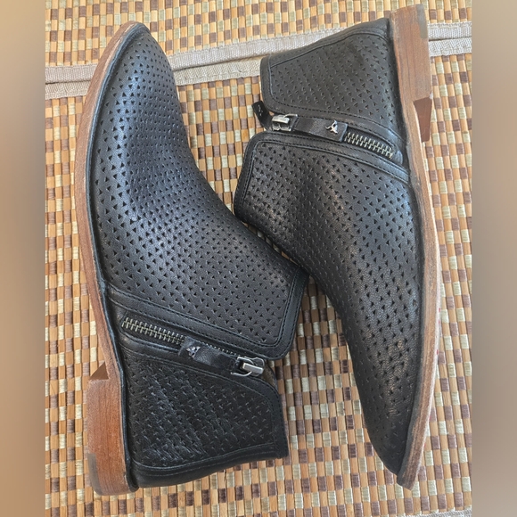 Trask Black Chukka Boots with‎ Sleek Design Excellent Conditions - Picture 4 of 7